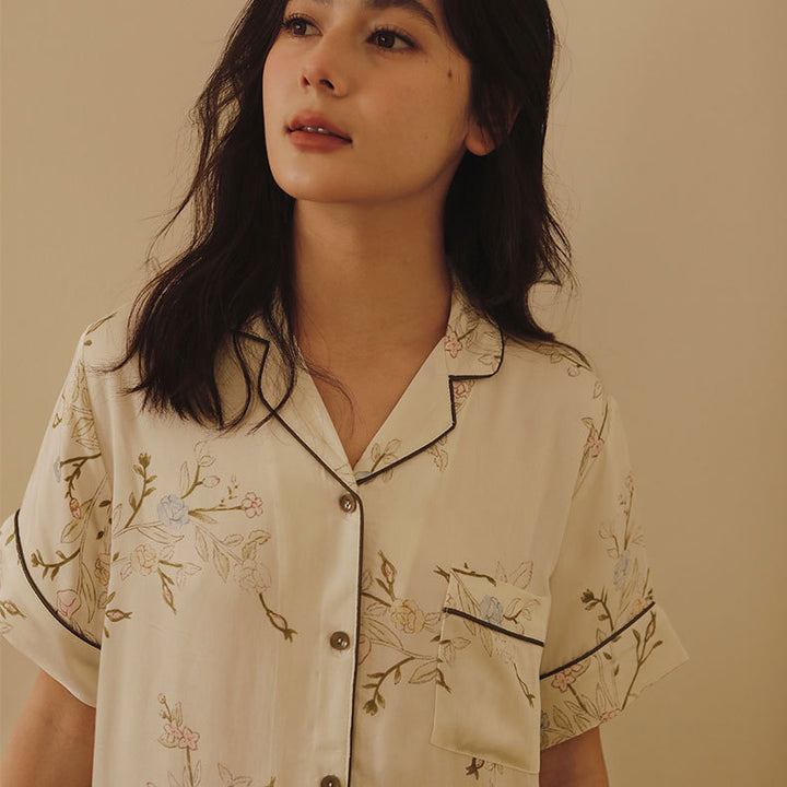Dame Satin Pyjamasæt med floralt mønster og elegant snit Stilla