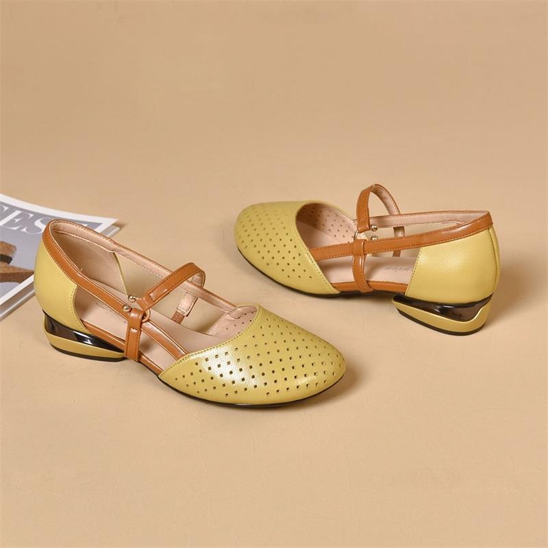 Dame Ballerinas med perforeret design og elegant rem Stilla