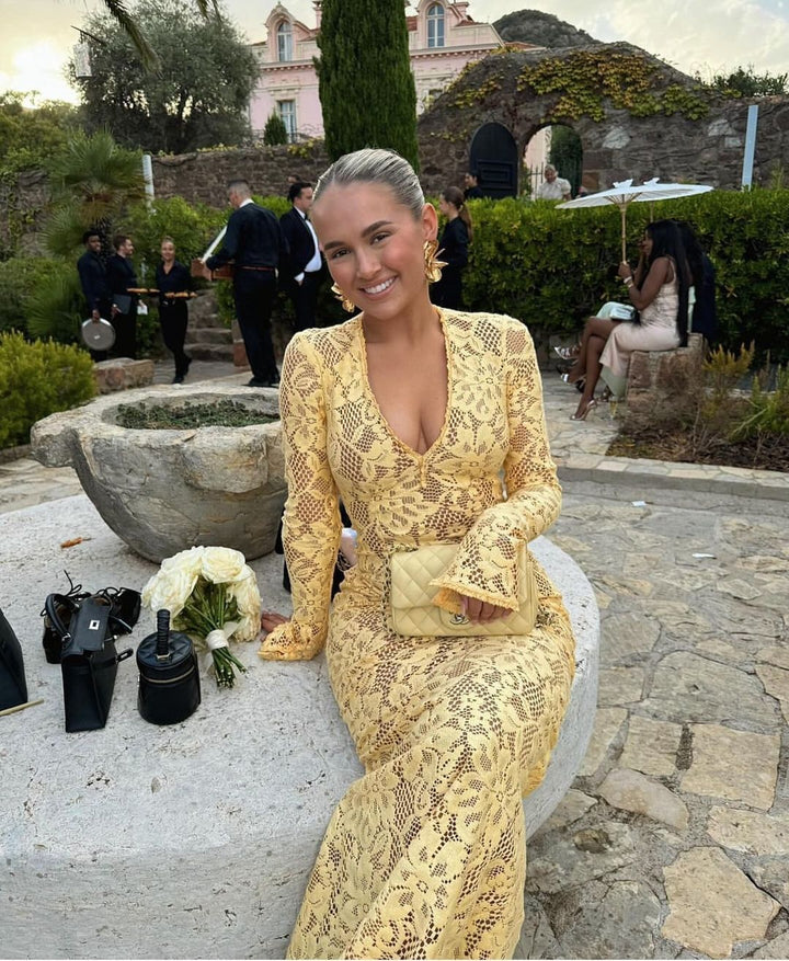 Kvinders blonde maxikjole med elegant V-hals og voluminøse ærmer Skovae