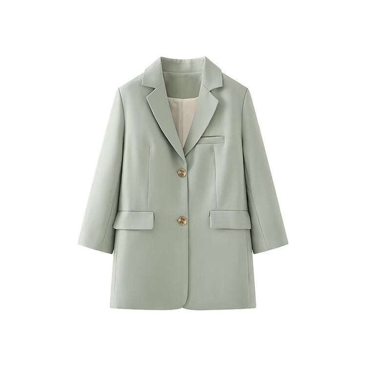 Kvinders fashionable blazerjakke med elegant knaplukning og to praktiske lommer Stilla