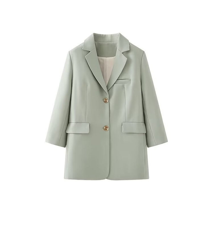 Kvinders fashionable blazerjakke med elegant knaplukning og to praktiske lommer Stilla