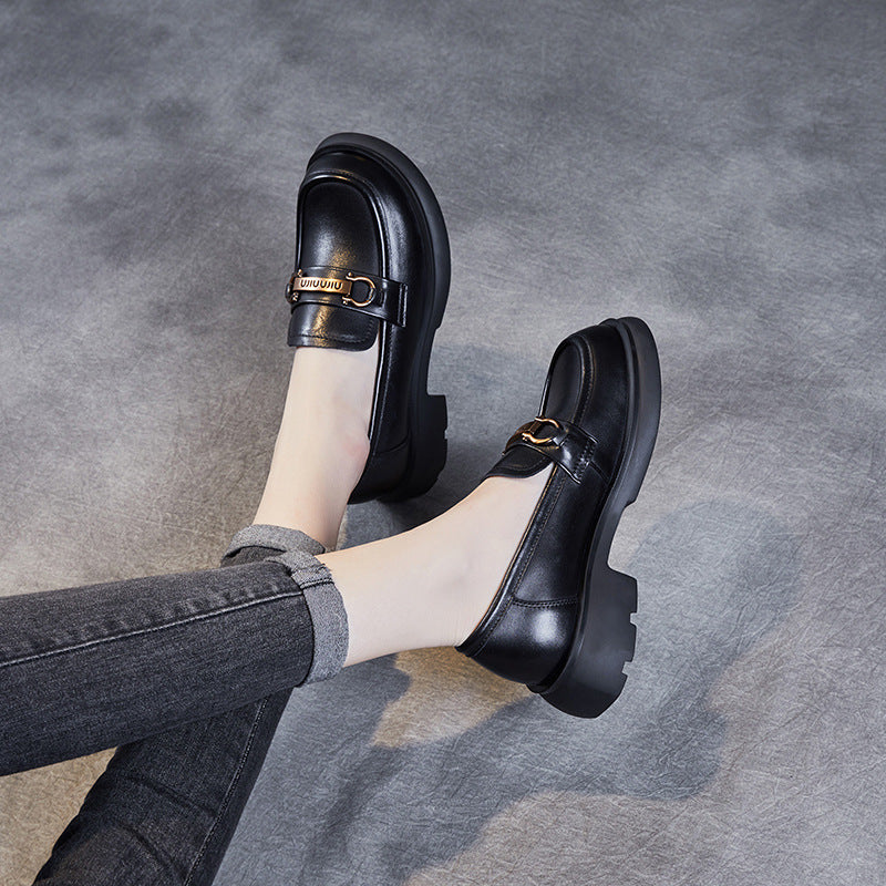 Dame Elegante Chunky Slipper med dekorative metal accenter Stilla