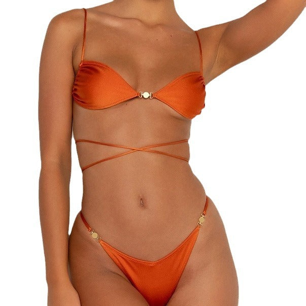 Dame Triangel-Bikini med skinnende materiale og raffineret smykkedetalje Skovae