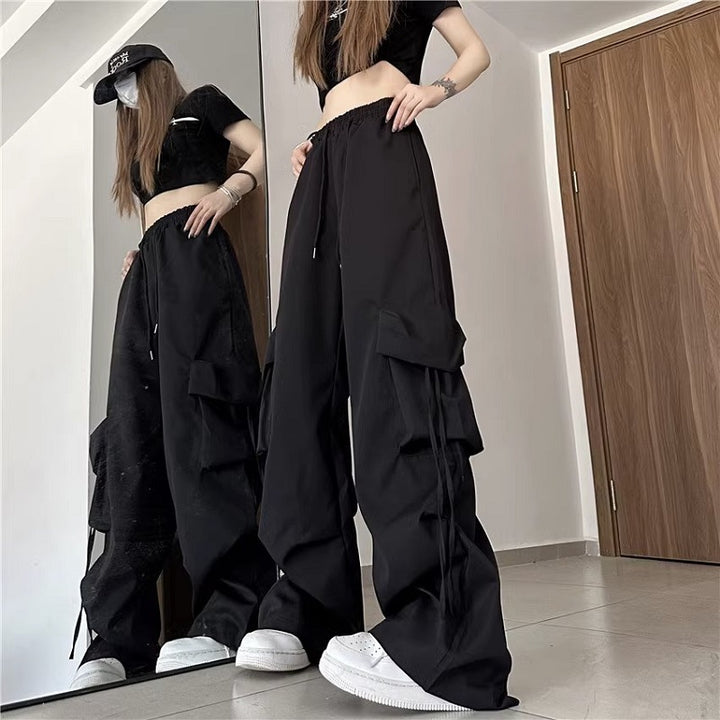 Kvinders cargo bukser i urban stil med sidelommer og elastisk talje.