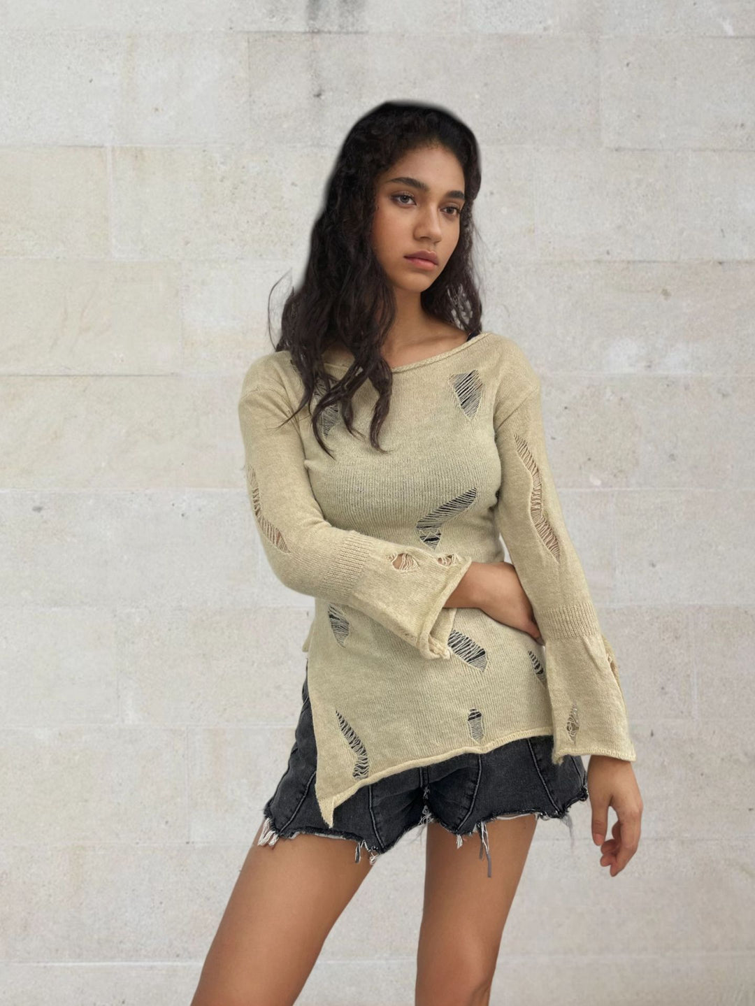 Kvinders urbane ribstrikkede sweater med slidte detaljer Stilla