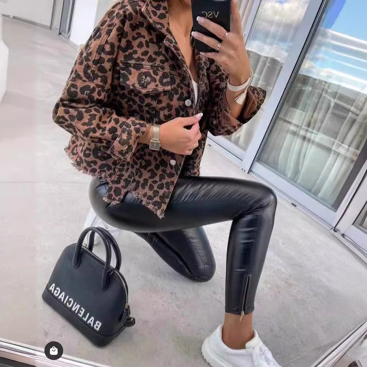 Dame Denimjakke med moderne leopardmønster og frynset kanter Stilla