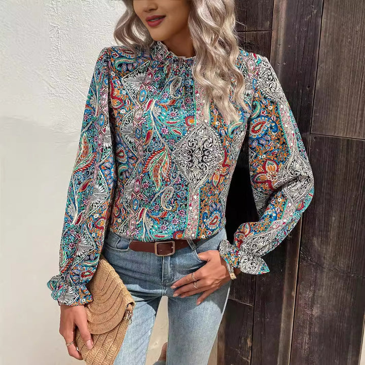 Damebluse med legesygt paisleymønster og elegante flæsedetaljer Stilla
