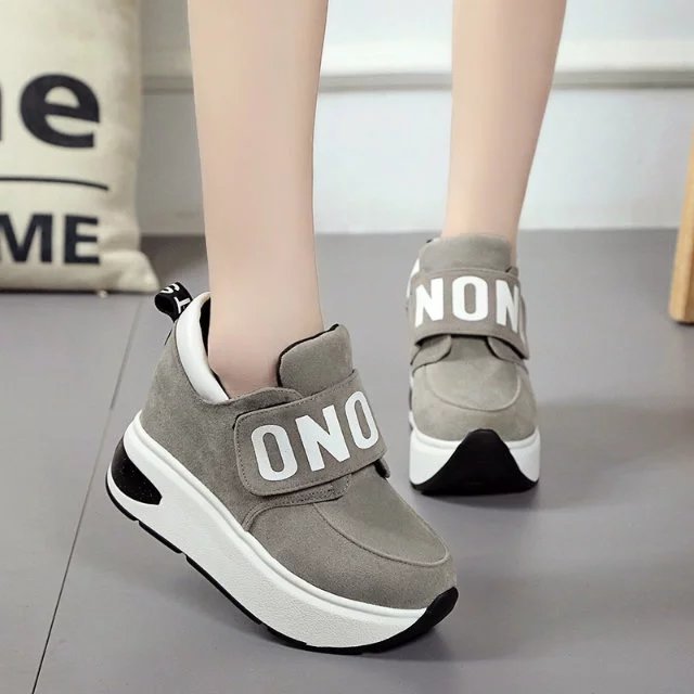 Dame Plateau Sneakers med justerbart velcro og komfortabel indersål Stilla
