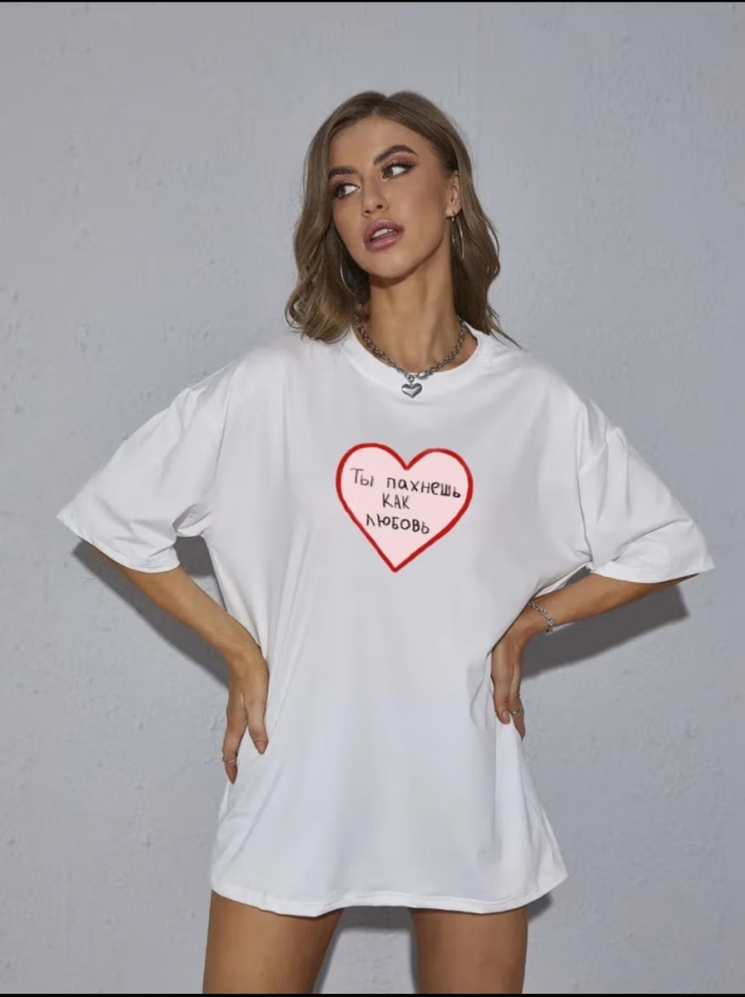 Dame Oversized T-Shirt med kreativ hjerte-design og afslappet snit Stilla