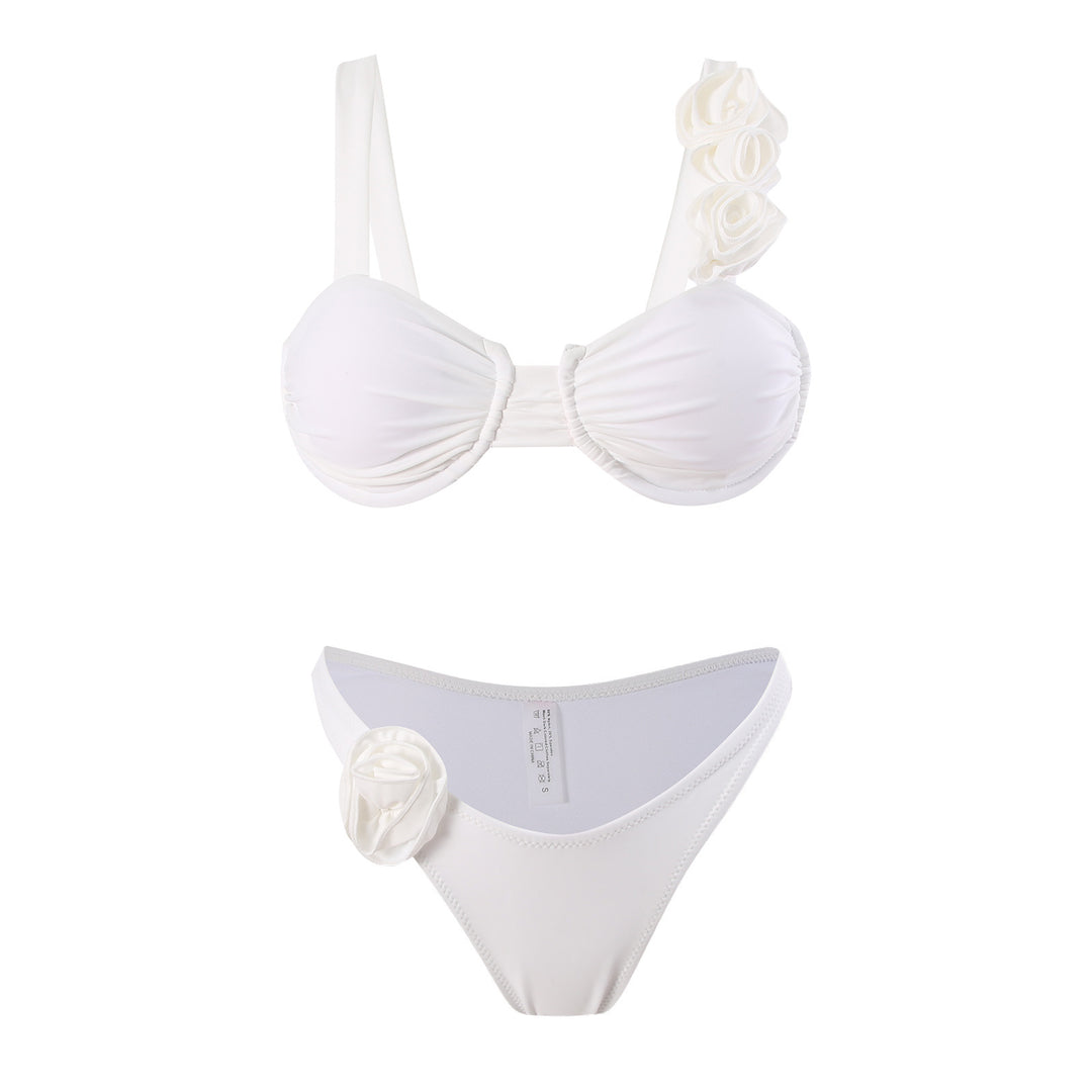 Damebikini med moderne rynkedetaljer og feminine blomsterapplikationer Stilla