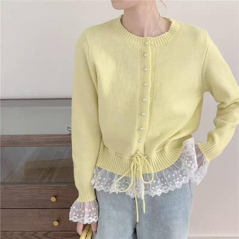 Dame cardigan med flæse detaljer og dekorative perleknapper Stilla