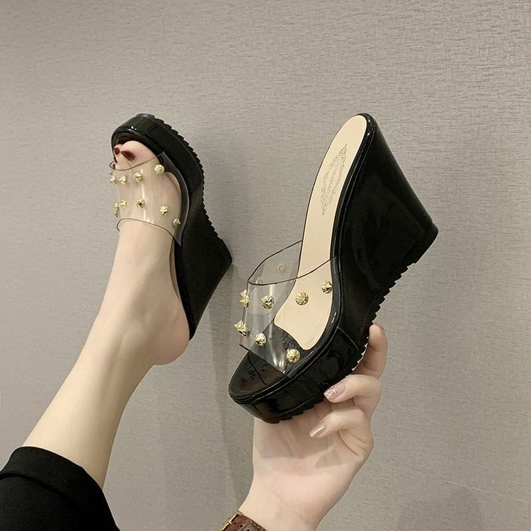 Dame Wedge-sandaler med gennemsigtigt overmateriale og dekorative smykkesten Stilla