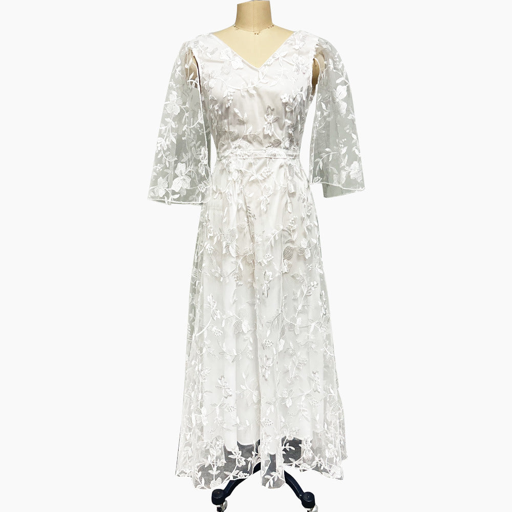 Dame brudekjole med elegant spids overdel og flydende skørt Stilla