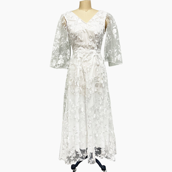 Dame brudekjole med elegant spids overdel og flydende skørt Stilla