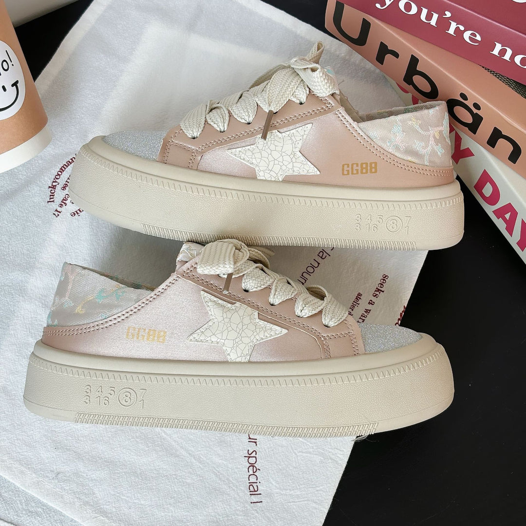Dame sneakers i elegant design med glitrende overflademateriale og robust såleprofil Stilla