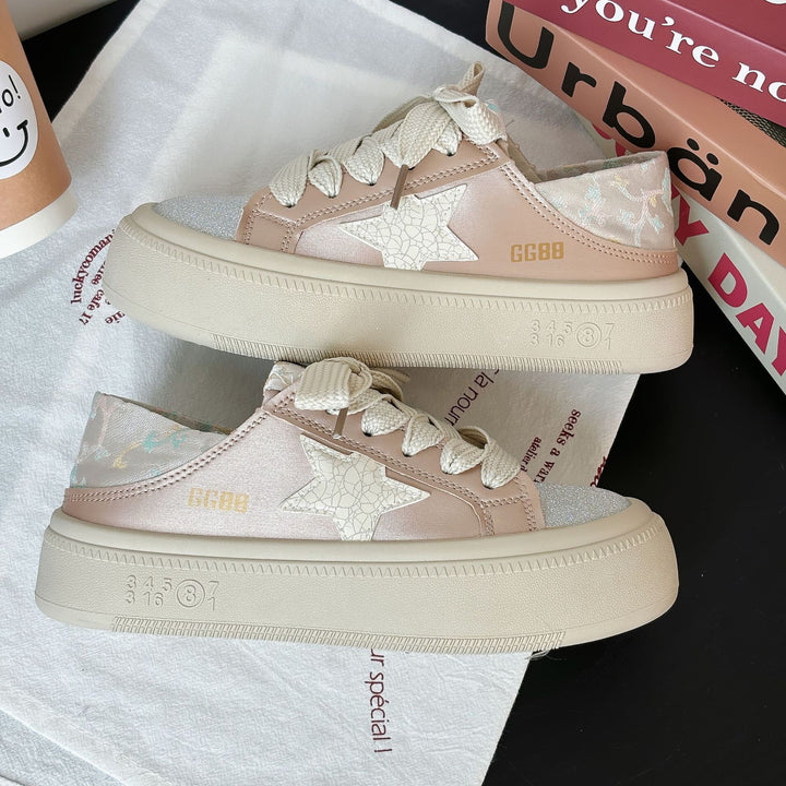 Dame sneakers i elegant design med glitrende overflademateriale og robust såleprofil Stilla