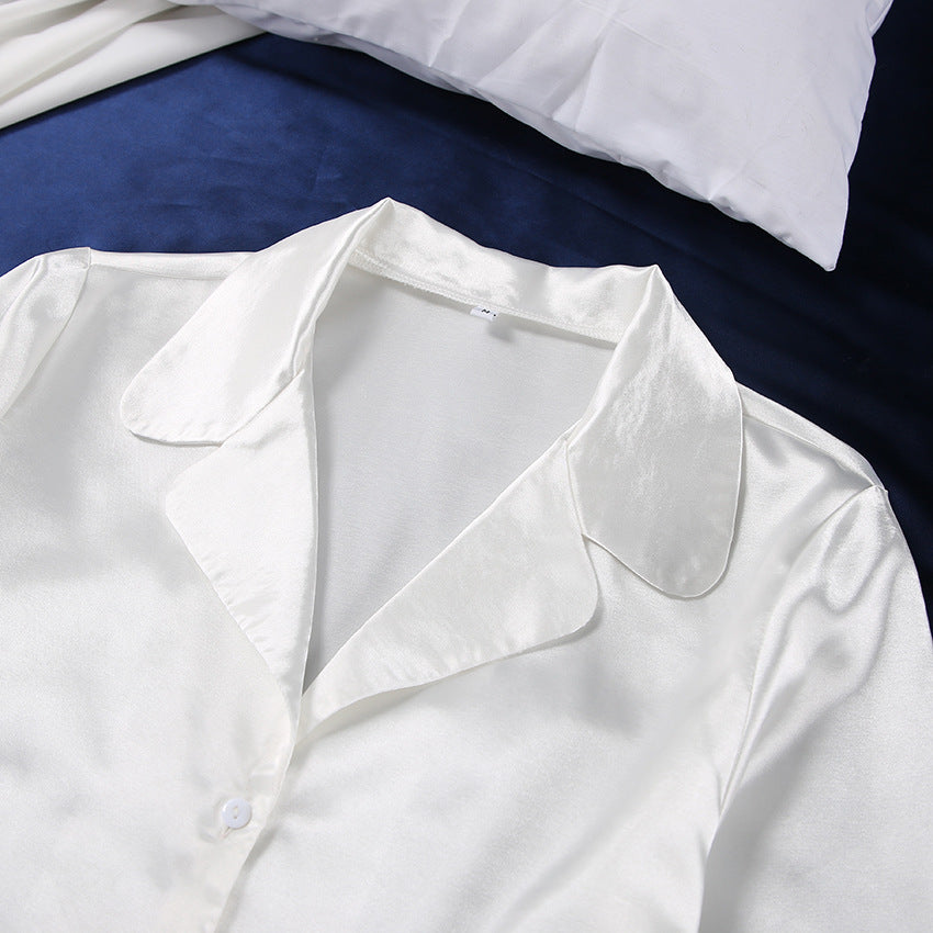 Dame Satin Pyjamas Sæt med elegant knaplukning og løstsiddende bukser Stilla