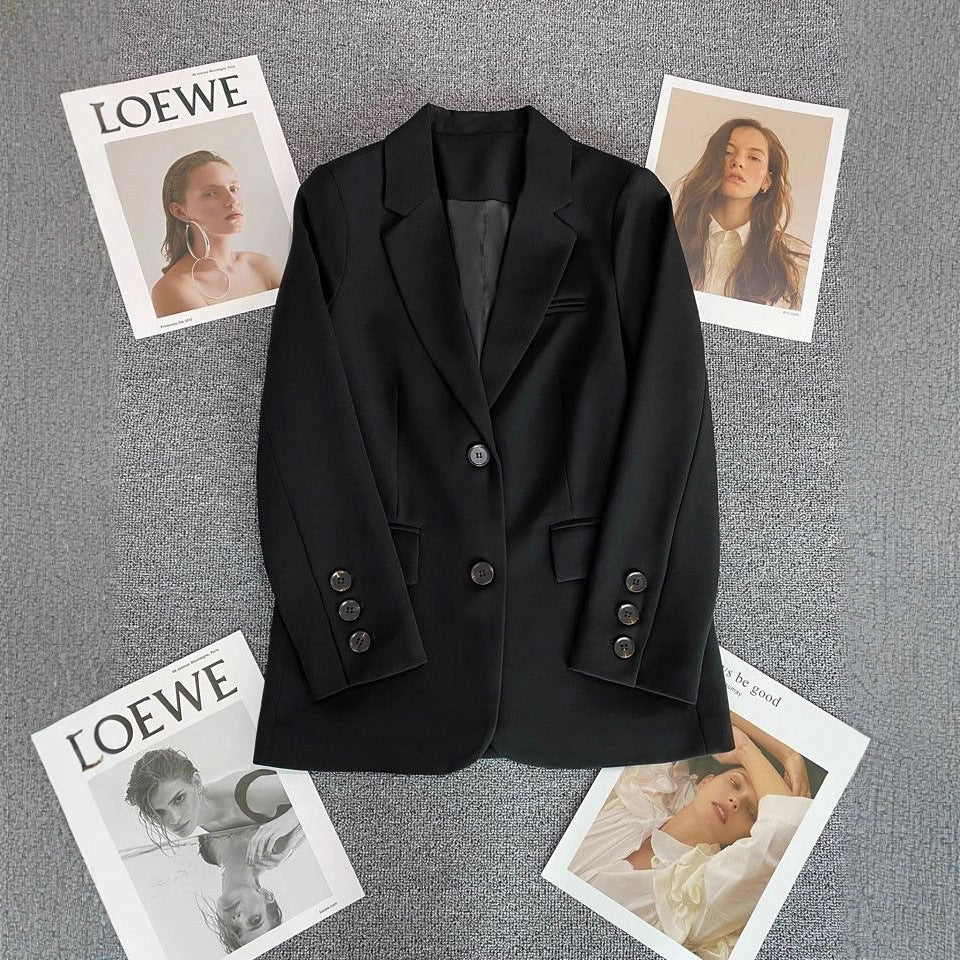 Kvinders elegant blazer med fashionable snit og dekorative knapper Stilla