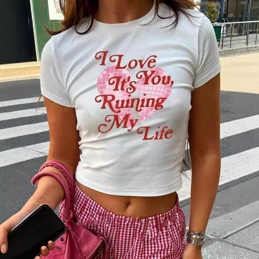 Dame Crop-Top med kreativ grafisk design og moderne skrift Skovae