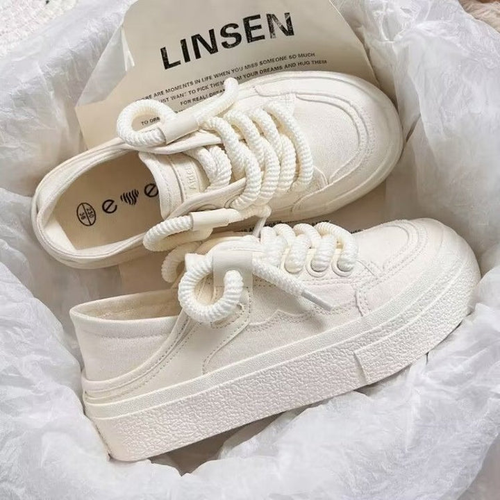 Dame sneakers i sporty-elegant design med tyk plateau og moderne snørebånd Stilla