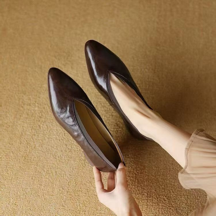 Dame elegante Pumps med moderigtigt V-udskæring og komfortabel blokhæl Stilla