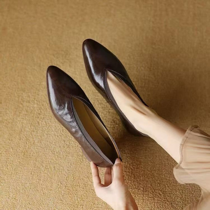 Dame elegante Pumps med moderigtigt V-udskæring og komfortabel blokhæl Stilla