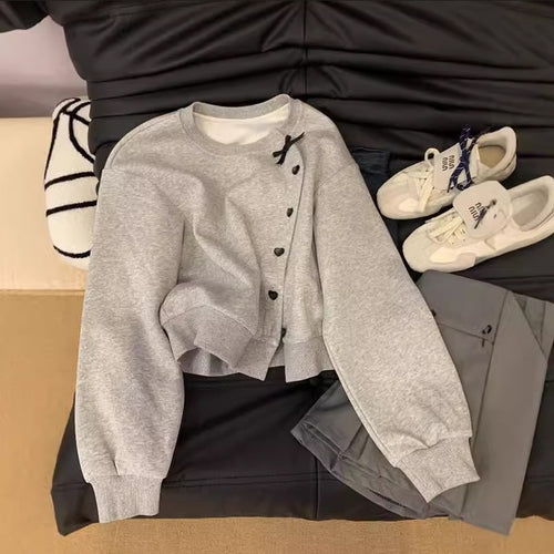 Femme Korte Button-Front Sweatshirt med Hjerte Detalje Stilla