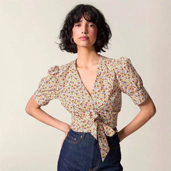 Dame indpakningsbluse med blomsterprint og elegante puffærmer Stilla