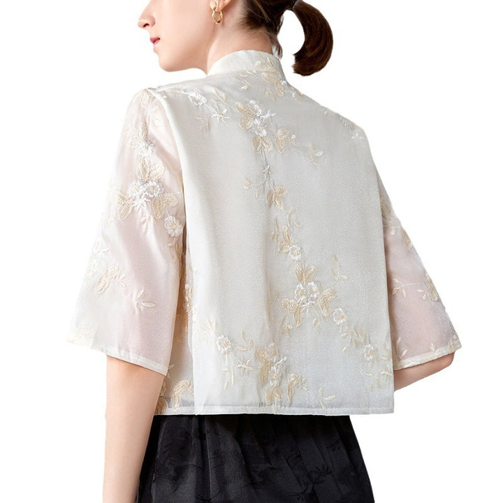 Dame Kortærmet Bluse med kunstnerisk Floralbroderi og elegant Ståkrave Stilla