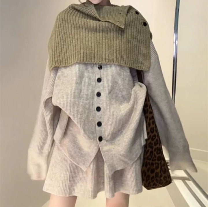 Kvinders strik sæt med kontrasterende sweaterlag og elegant knappeliste Stilla