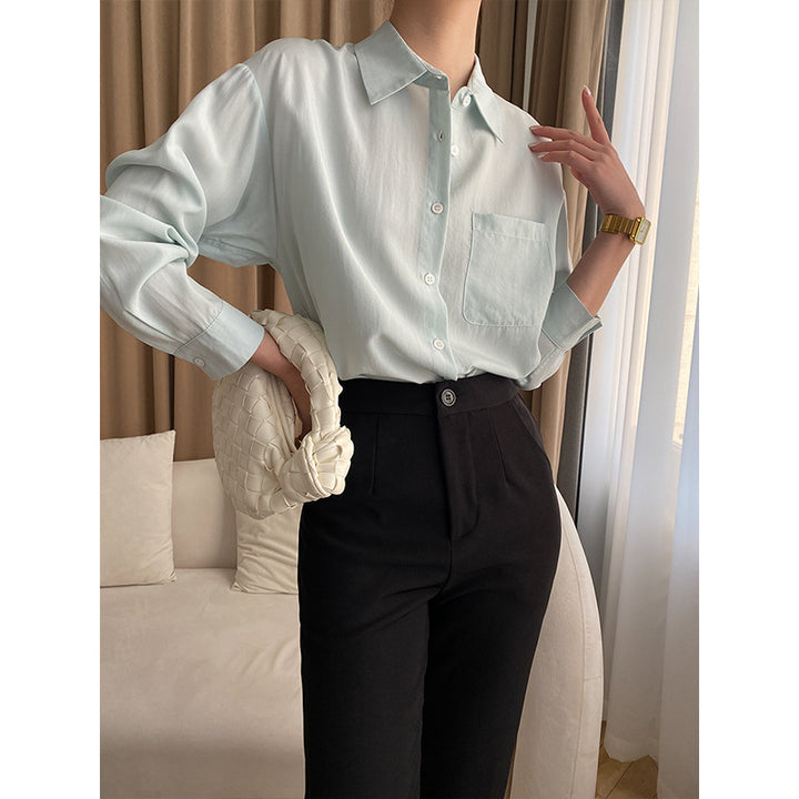 Kvindernes elegante og luftige bluse med knapdetaljer Stilla