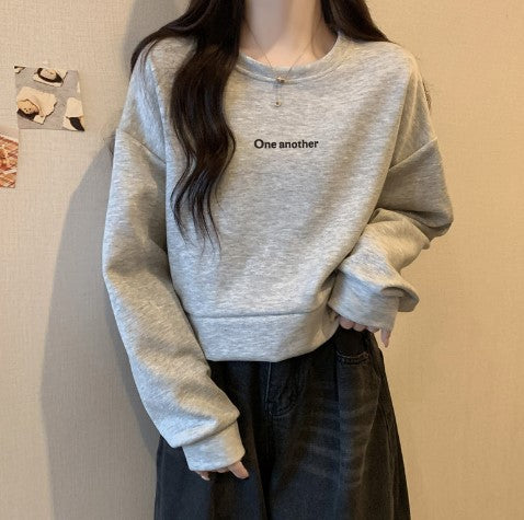 Dame Cropped Graphic Pullover Sweatshirt med Statement-print Stilla