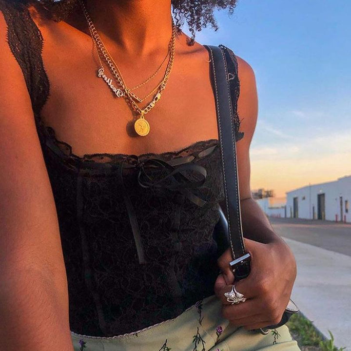 Dame spids-crop-top med dekorative bånd og fine detaljer Skovae