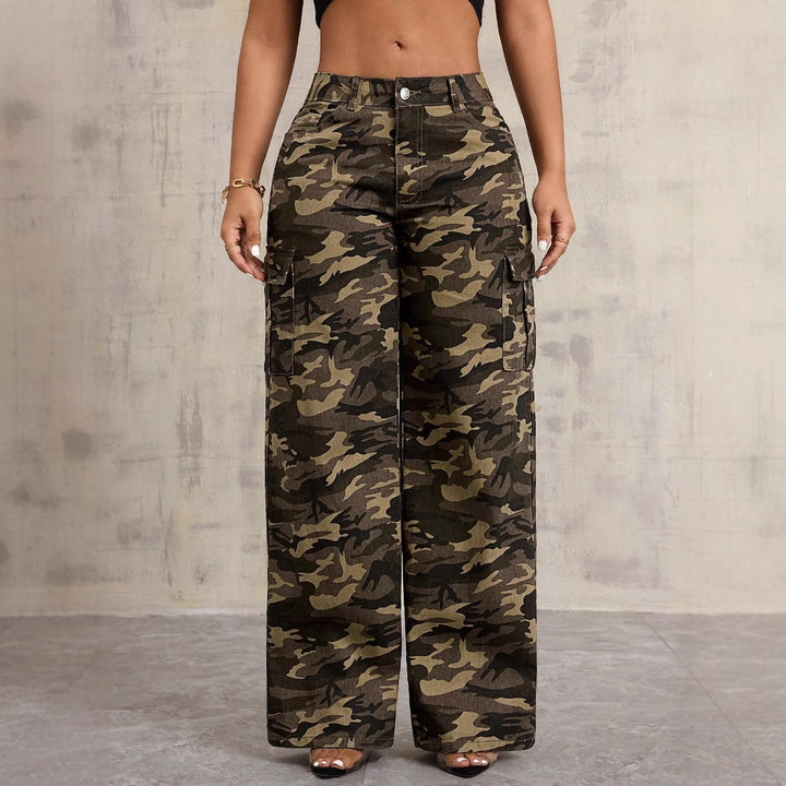 Kvindernes cargo bukser i et afslappet camouflage design med sidelommer og bred ben Stilla