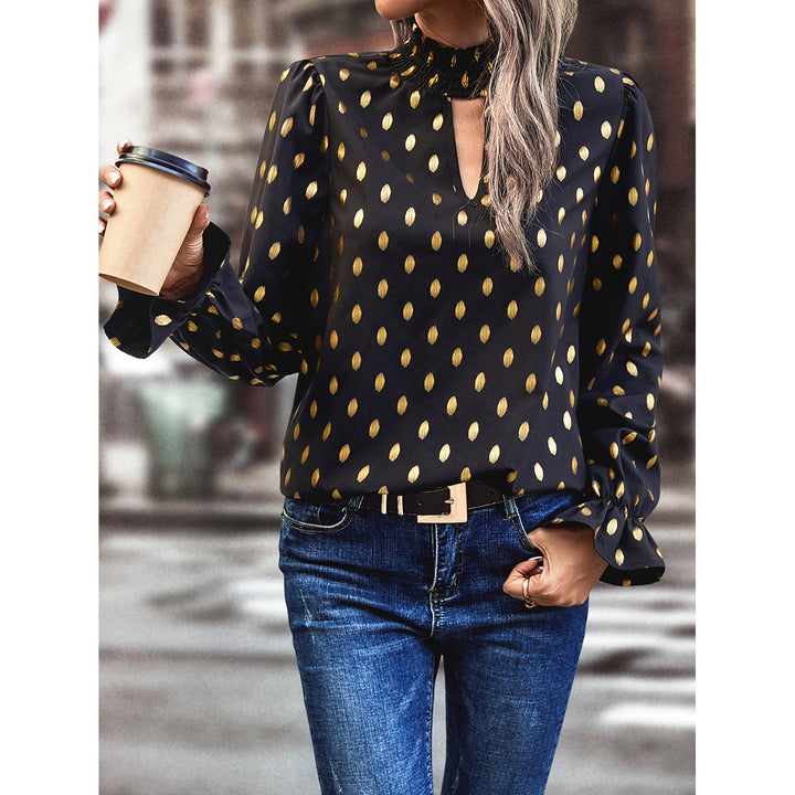 Kvindernes elegante bluse med fashionable udskæring og guld accenter Stilla