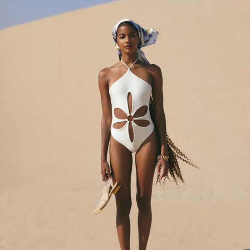 Dame en-delt badedragt med trendy cut-out-design og elegante bindebånd Stilla