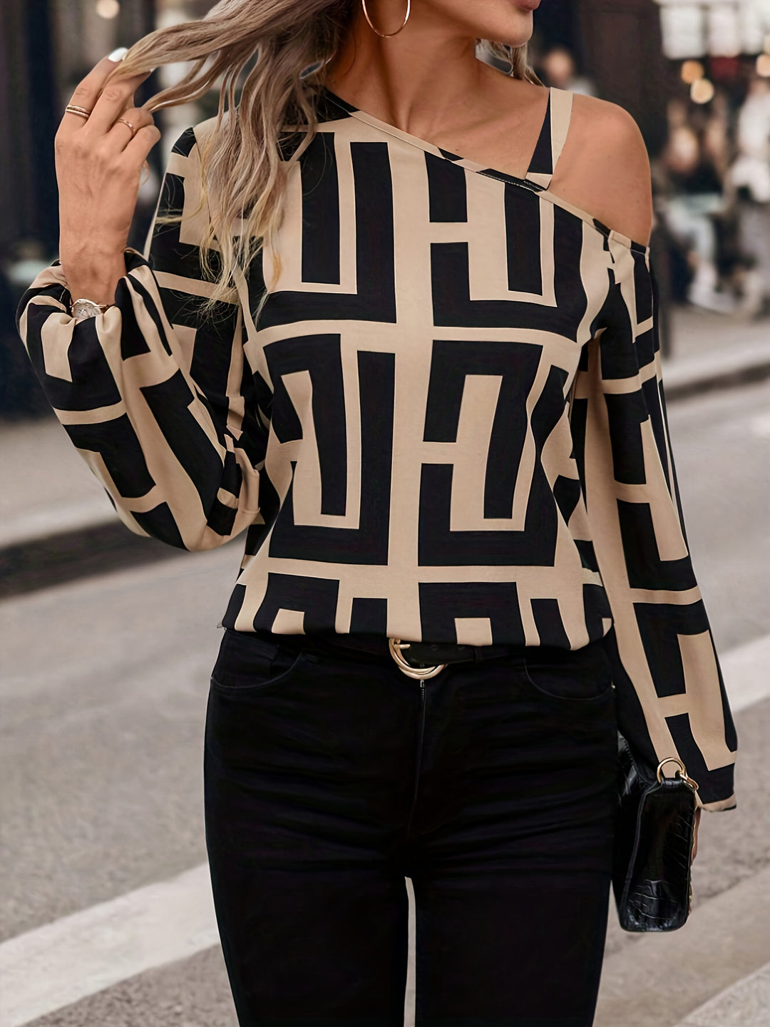 Kvinders trendy top med asymmetrisk snit og grafisk mønster Stilla