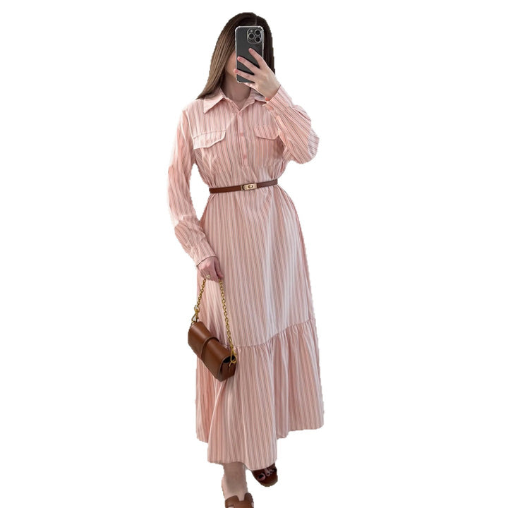 Kvinders maxikjole med elegant skjortebluse stil og sofistikeret taljeaccentuering Skovae