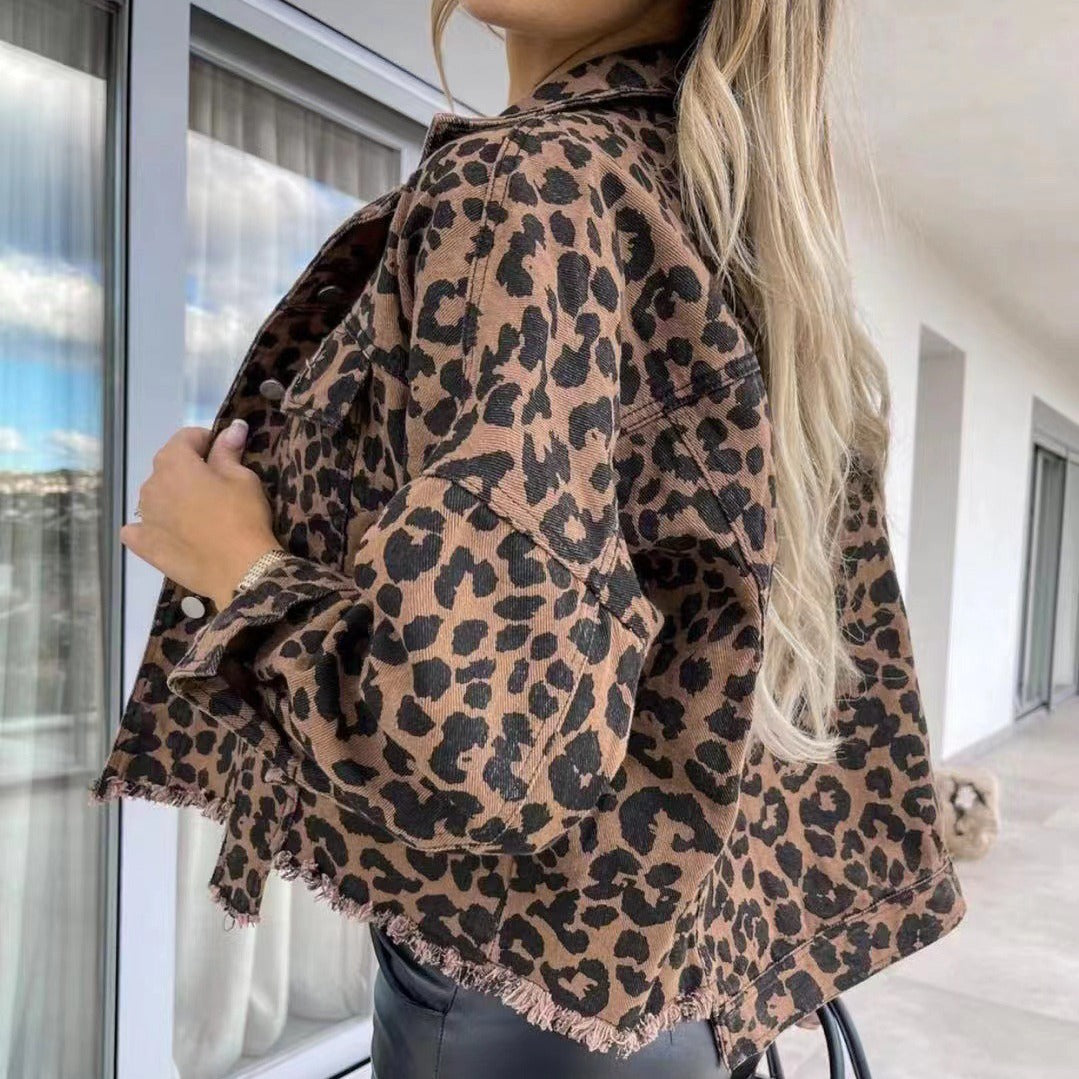 Dame Denimjakke med moderne leopardmønster og frynset kanter Stilla