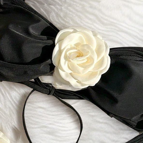 Dame bikini-sæt med dekorativt blomster-detalje og tætsiddende snit Stilla