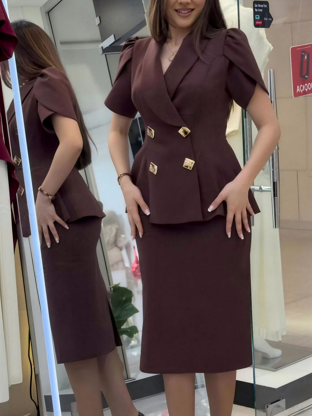 Dame elegant blyantskjole med figursyet snit og smart skulderdesign Skovae