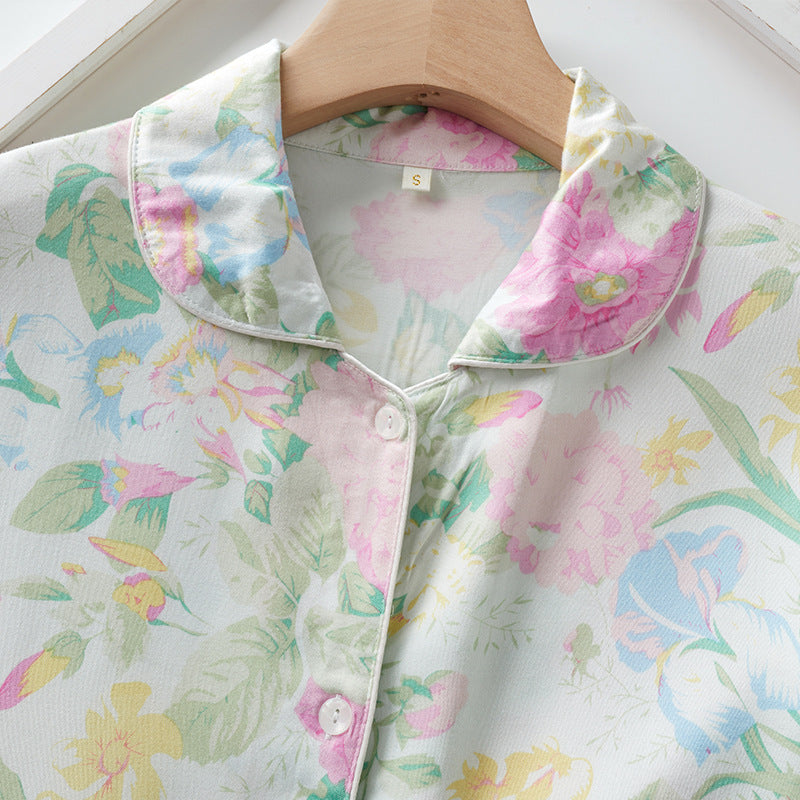 Dame sommerligt pyjamas-sæt lavet af let, åndbart materiale med blomstermønster Stilla