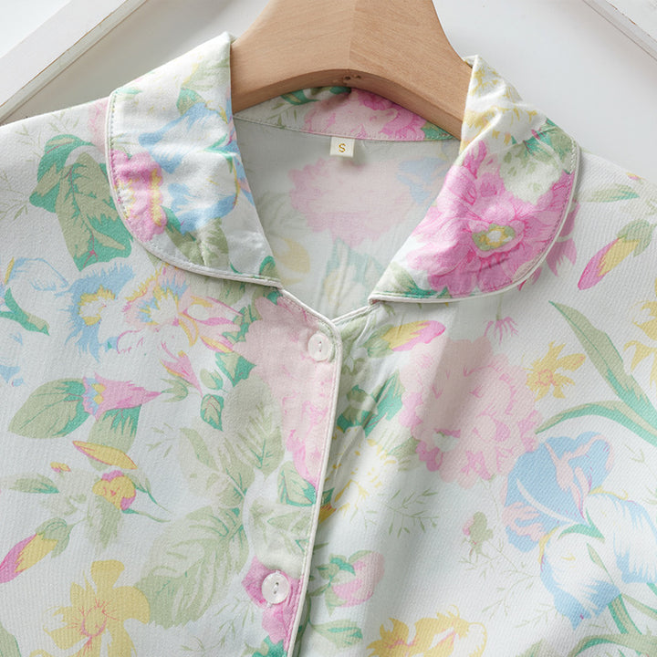 Dame sommerligt pyjamas-sæt lavet af let, åndbart materiale med blomstermønster Stilla