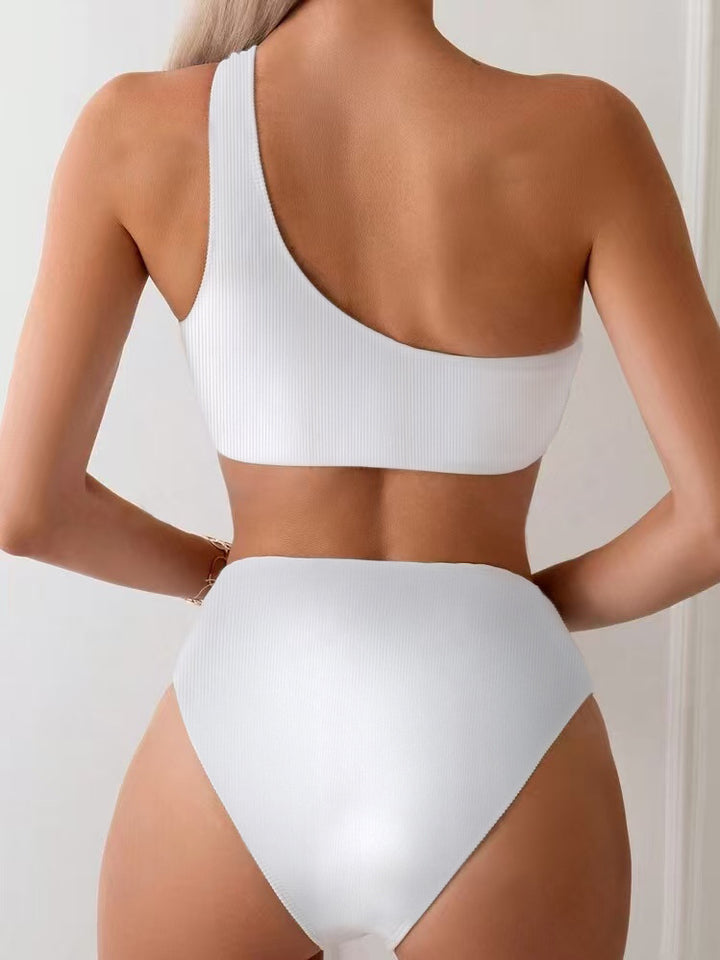 Dame ét-stykke-bikini med asymmetrisk snit og gyldne accenter Stilla