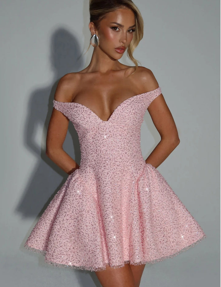 Kvindernes Glamourøse Cocktailkjole med Off-Shoulder Design og Funklende Paillet Trim Skovae