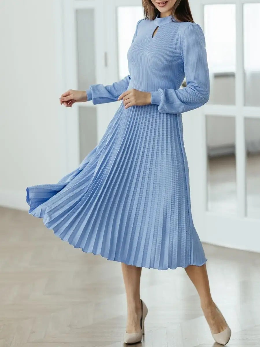 Dame elegant midi kjole med plissédetaljer og høj hals Stilla