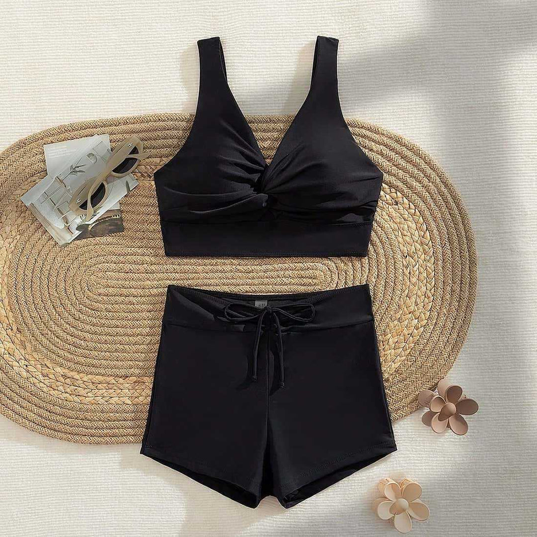 Dame Sport-Bikini med elegant V-udskæring og praktiske shorts Stilla