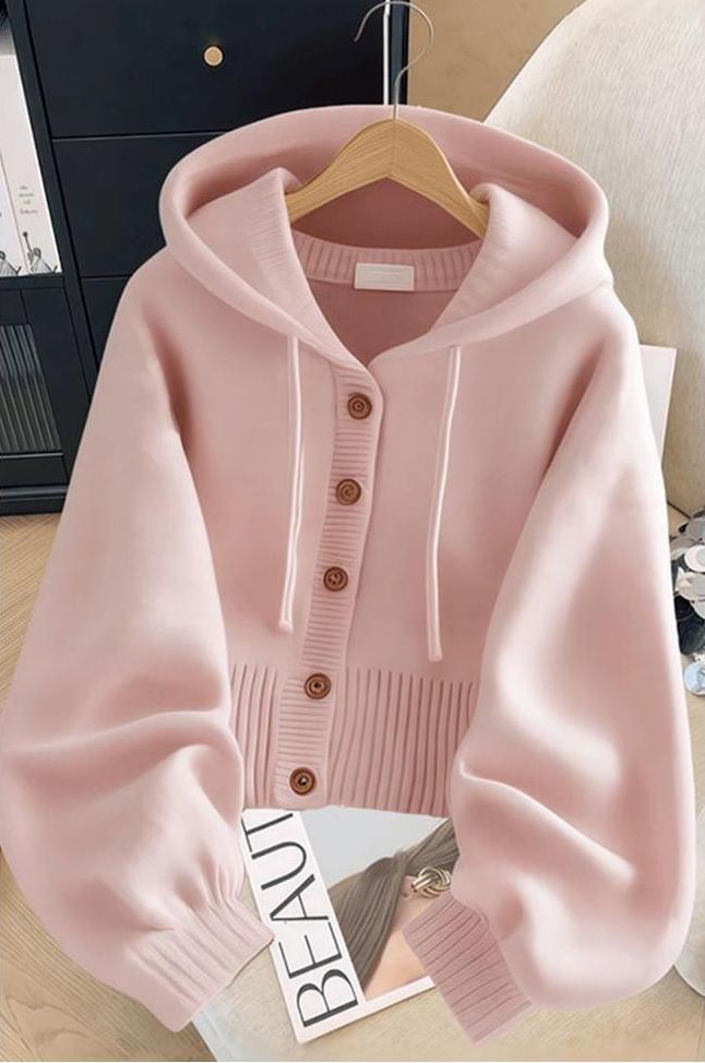 Dame fashionable hoodie med knaplukning foran og brede ærmer Stilla