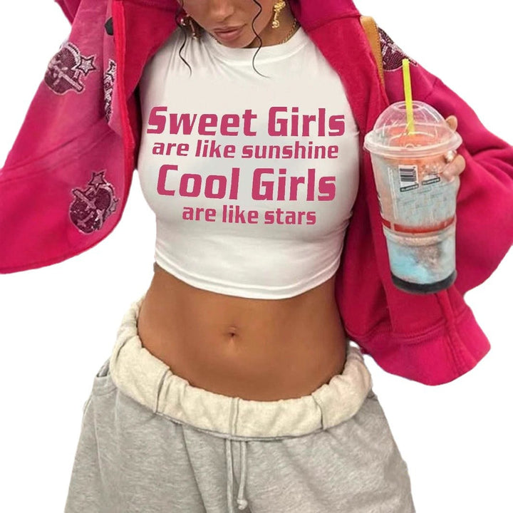 Dame Crop-top med motiverende skrift og figursyet snit Skovae