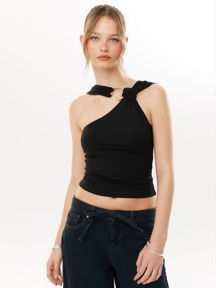 Dame Elegant top med asymmetrisk snit og dekorativ ringdetalje Skovae
